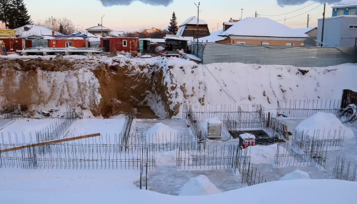 Котлован, подвал и база для крана: в Барнауле застраивают уголок Обского бульвара