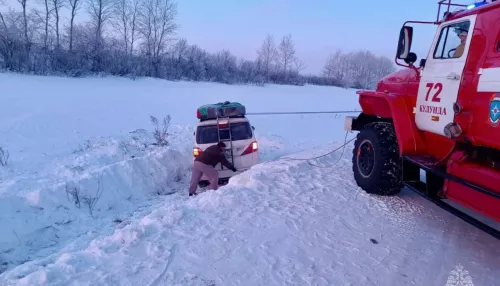 Микроавтобус с иностранцами вылетел с трассы в Алтайском крае