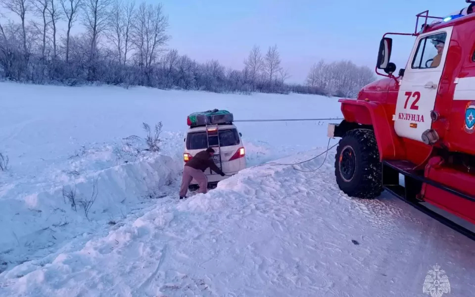 Микроавтобус с иностранцами вылетел с трассы в Алтайском крае