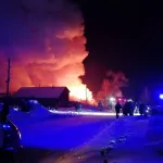 Два частных дома сгорели в заречной части Бийска. Фото