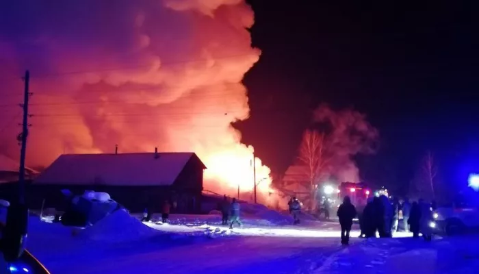 Два частных дома сгорели в заречной части Бийска. Фото