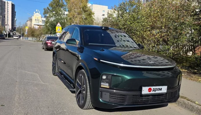 Изумрудного китайца с мандариновым салоном и автопилотом продают в Барнауле. Фото