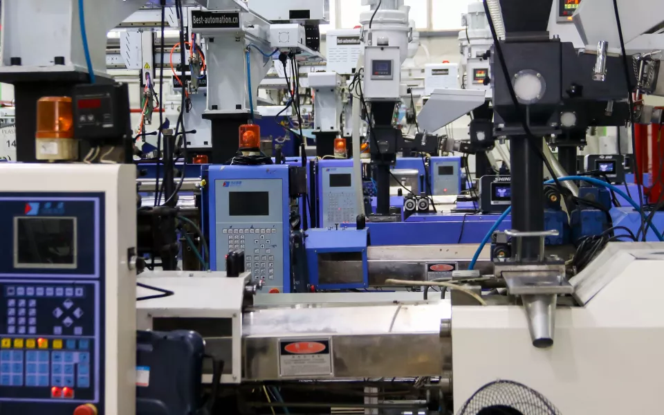 Отодвинуть от станка: как роботы помогают алтайскому заводу вдвое экономить на людях