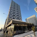 Глыба льда упала с крыши 20-этажного дома на коляску с ребенком в Москве