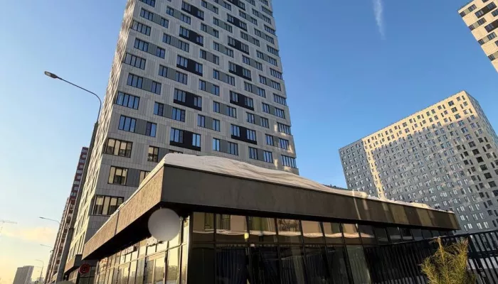 Глыба льда упала с крыши 20-этажного дома на коляску с ребенком в Москве