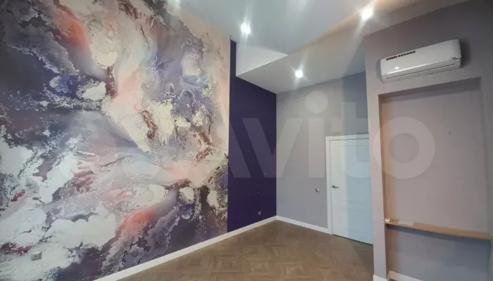 Двухуровневую квартиру с тремя спальнями и кабинетом продают в Барнауле. Фото