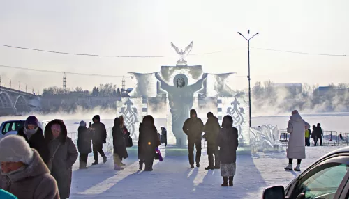 В Барнауле и Бийске прошли крещенские купания в 30-градусный мороз. Фоторепортаж