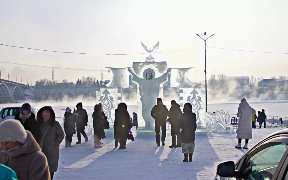 В Барнауле и Бийске прошли крещенские купания в 30-градусный мороз. Фоторепортаж