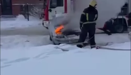 Иномарка загорелась возле парка Изумрудный в Барнауле