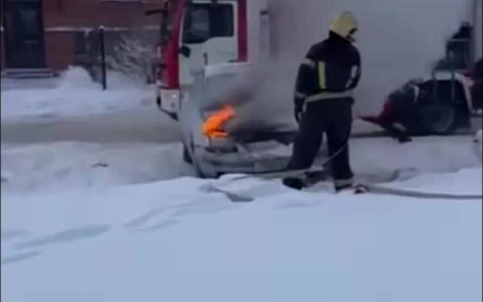 Иномарка загорелась возле парка Изумрудный в Барнауле