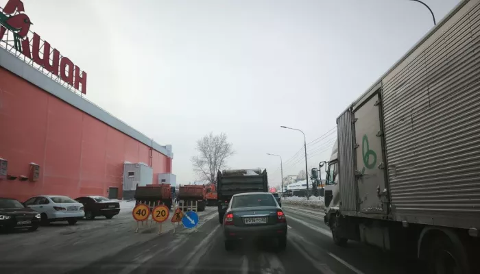 В Барнауле перекрыли оживленную часть проспекта Строителей из-за коммунальной аварии