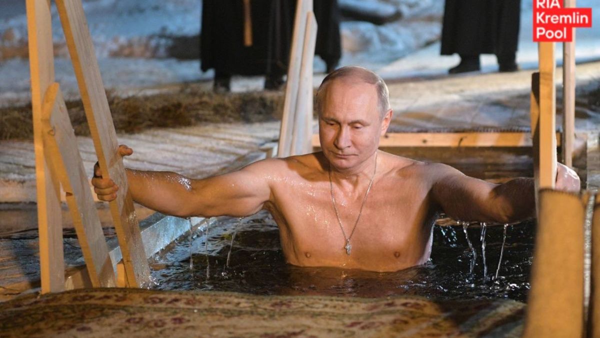 Владимир Путин окунулся в прорубь