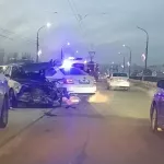 У авто оторвало колесо в серьезном ДТП на Коммунальном мосту в Бийске. Фото