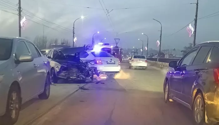 У авто оторвало колесо в серьезном ДТП на Коммунальном мосту в Бийске. Фото