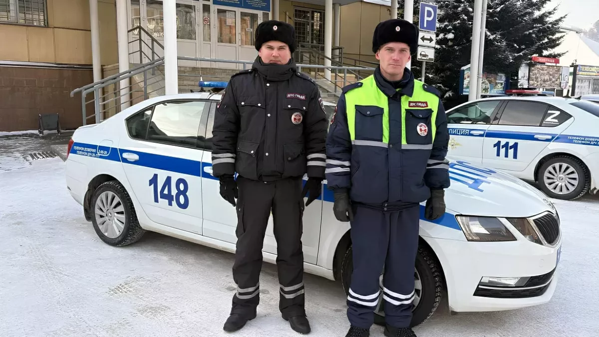 Полицейские спасли замерзающую семью на трассе в Республике Алтай