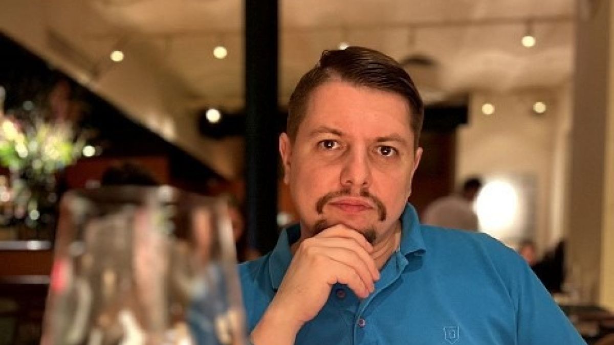 Мужчина работает сомелье