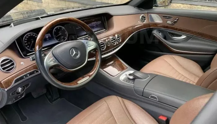 Премиальный Mercedes с массажем сидений и двумя люками продают в Горно-Алтайске. Фото