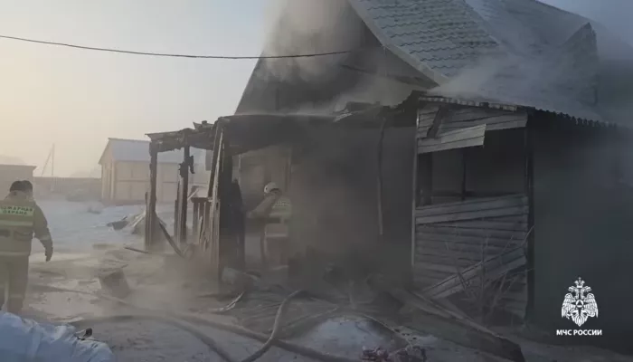 Крупный пожар произошел в Республике Алтай: сгорели дом и автомобиль