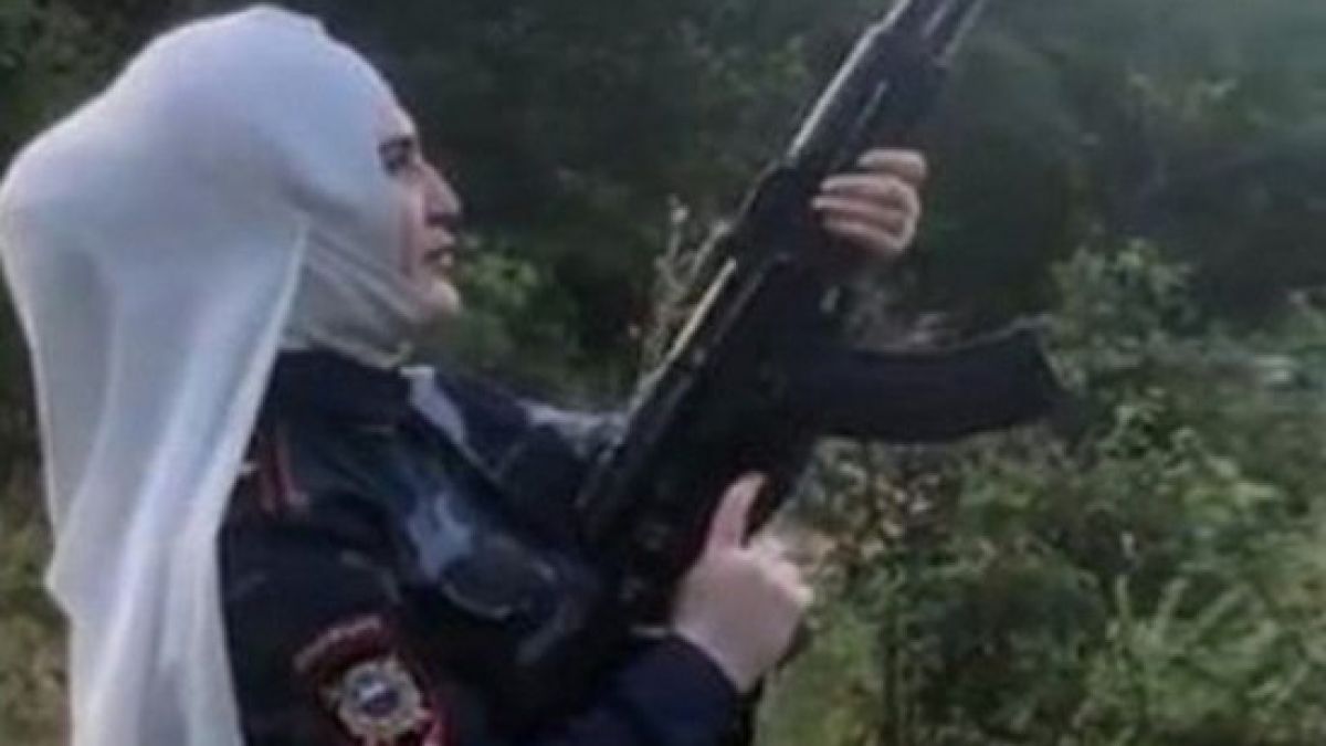 Оштрафована блогерша, в форме полицейского стрелявшая из автомата в Чечне