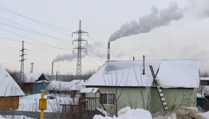 Черное небо в Барнауле: как дымит частный сектор и когда в дома придет газ. Фото