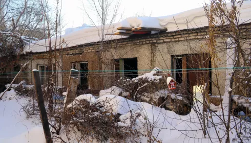 Снег и запустение: как выглядят руины Почты России в центре Барнаула перед застройкой