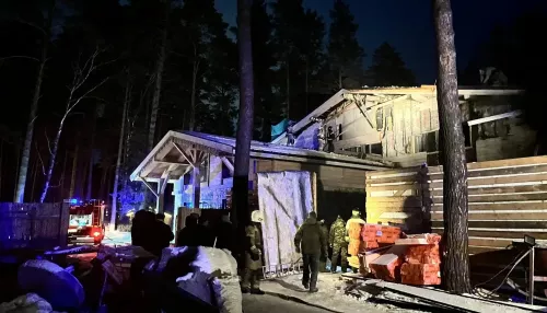 На территории Бирюзовой Катуни загорелось здание на одной из турбаз