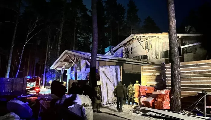 На территории Бирюзовой Катуни загорелось здание на одной из турбаз