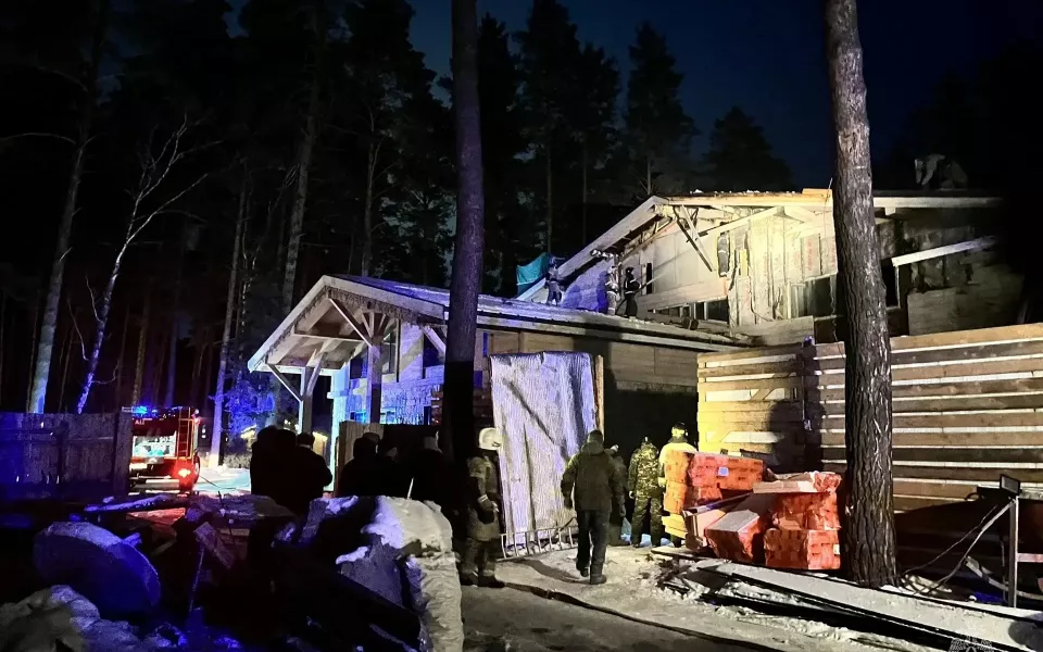 На территории Бирюзовой Катуни загорелось здание на одной из турбаз