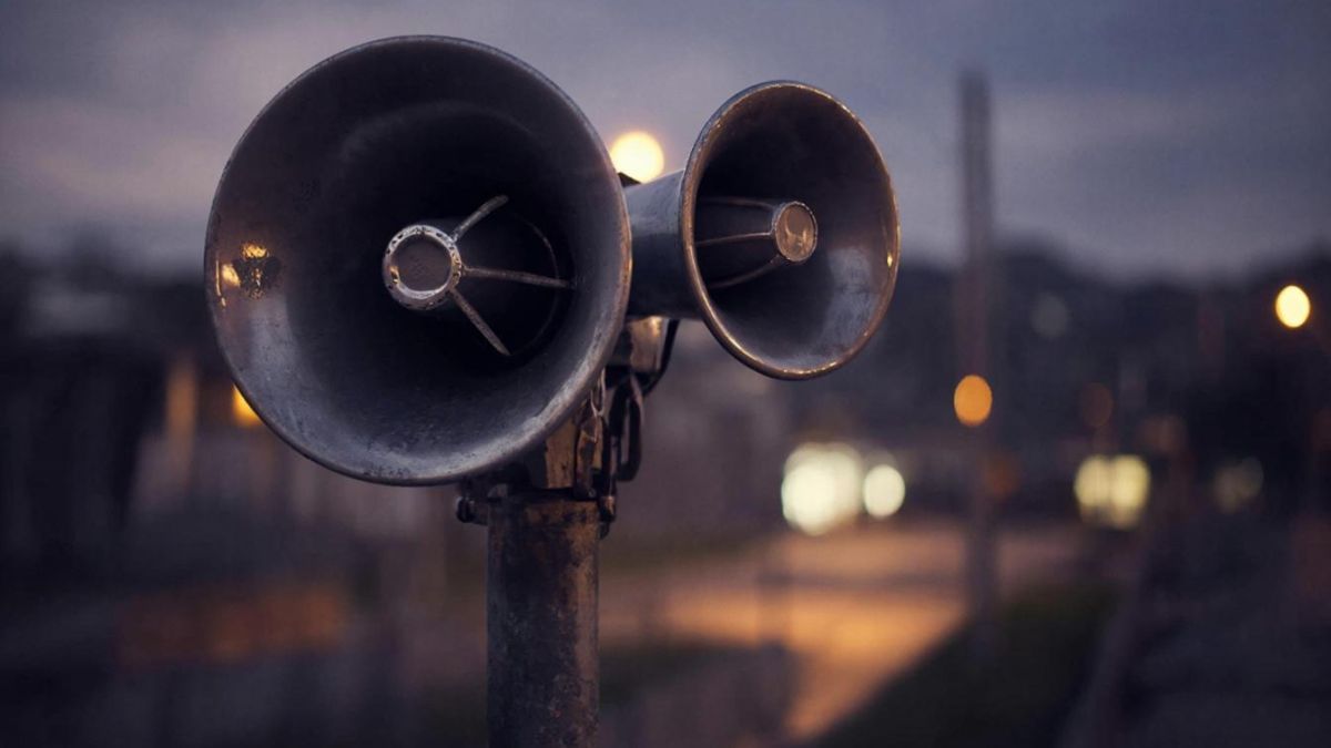 Сирены, тревога. Громкоговоритель