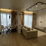 Евродвушку с витражными окнами и высокими потолками продают в Барнауле. Фото