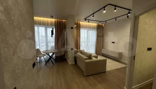 Евродвушку с витражными окнами и высокими потолками продают в Барнауле. Фото