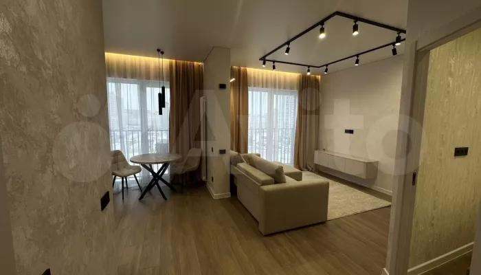 Евродвушку с витражными окнами и высокими потолками продают в Барнауле. Фото