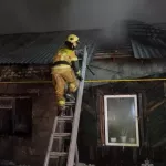 Деревянный жилой дом сгорел на ул. Гоголя в Барнауле