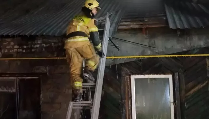 Деревянный жилой дом сгорел на ул. Гоголя в Барнауле