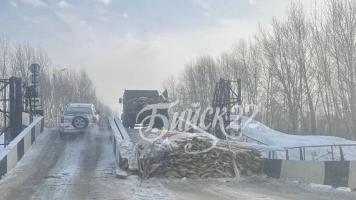 ДТП на понтонном мосту в Бийске
