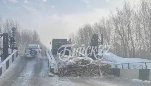 ЗИЛ потерял груз на вертикальном понтонном мосту в Бийске