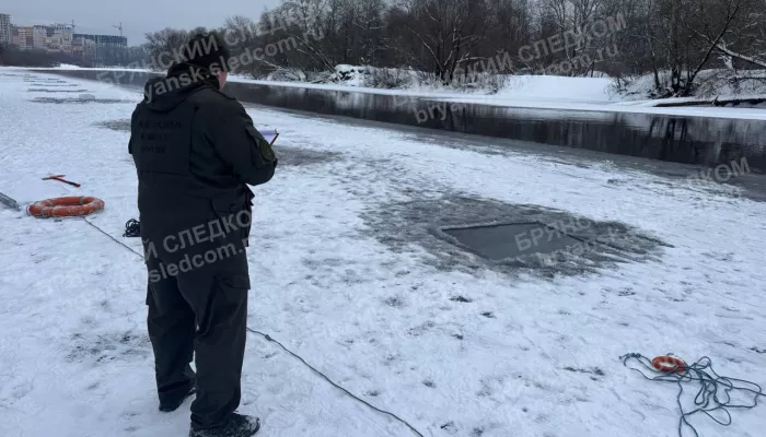 Двое детей на ватрушках провалились под лед на реке и утонули. Фото