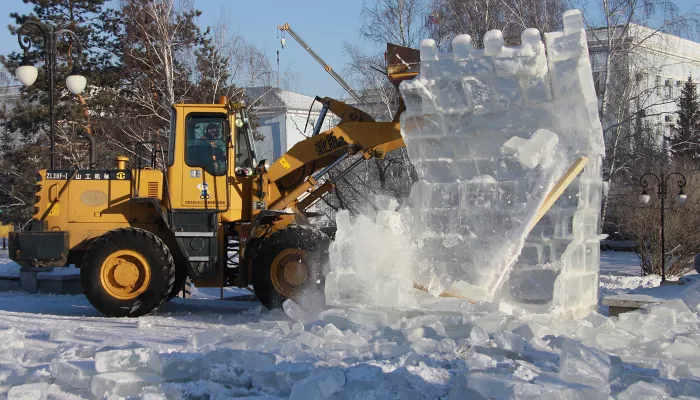 Архивные фото: как в Барнауле с экскаваторами разбирали главную елку 15 лет назад