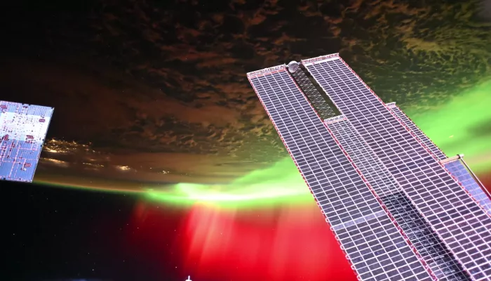 Российский космонавт показал мощное северное сияние из космоса. Видео