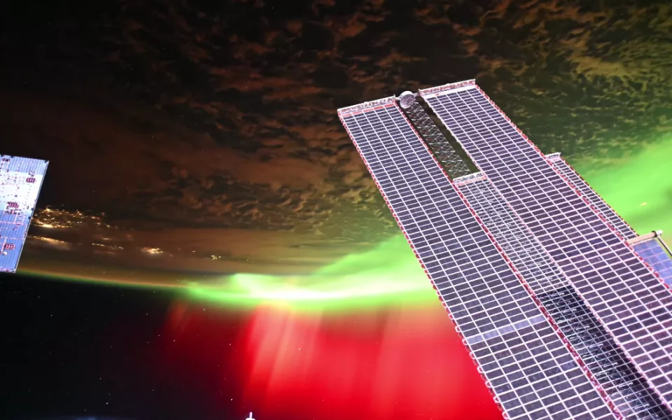 Российский космонавт показал мощное северное сияние из космоса. Видео