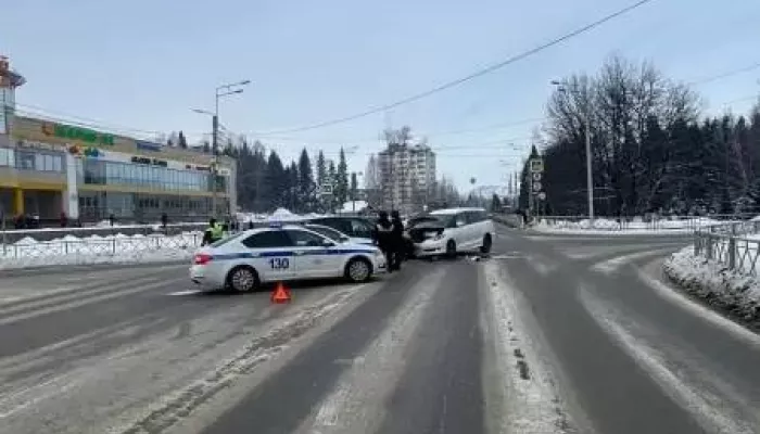 В Горно-Алтайске молодой бесправный водитель устроил ДТП с пострадавшей