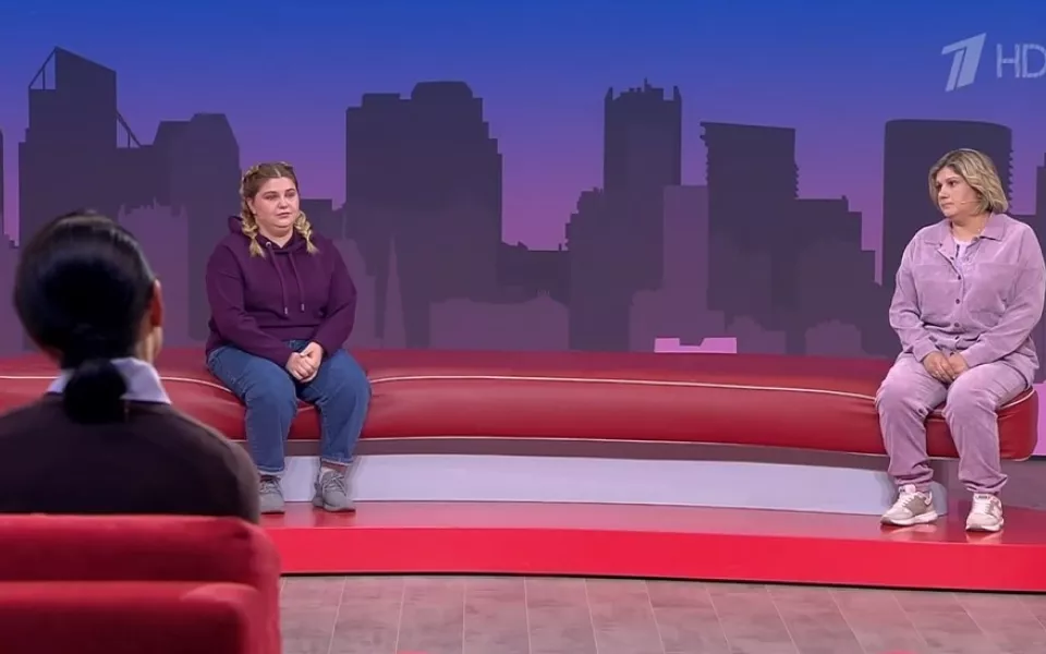 Как живет девушка из Алтайского края, просившая лишить родителей прав ради квартиры