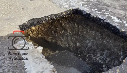 На месте коммунальной аварии в Рубцовске обвалился асфальт