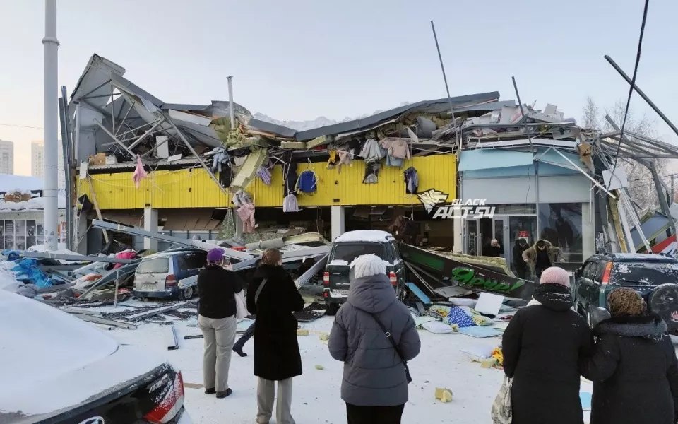 В Новосибирске обрушилась крыша торгового центра. Фото