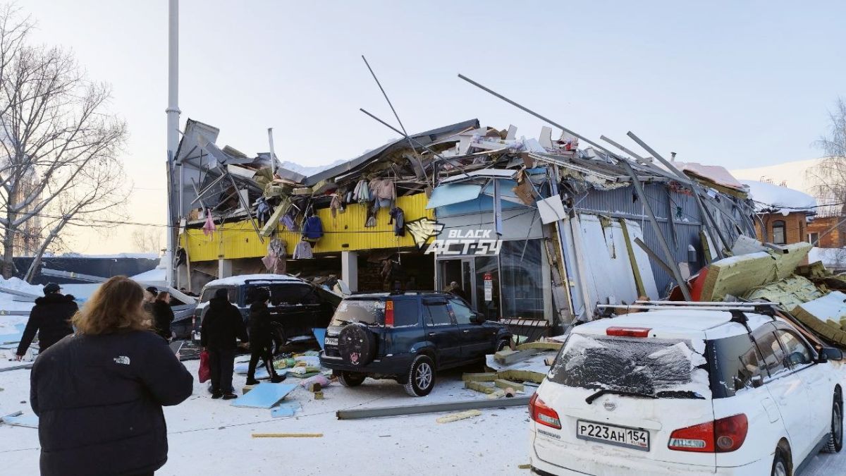 Крыша ТЦ обрушилась в Новосибирске