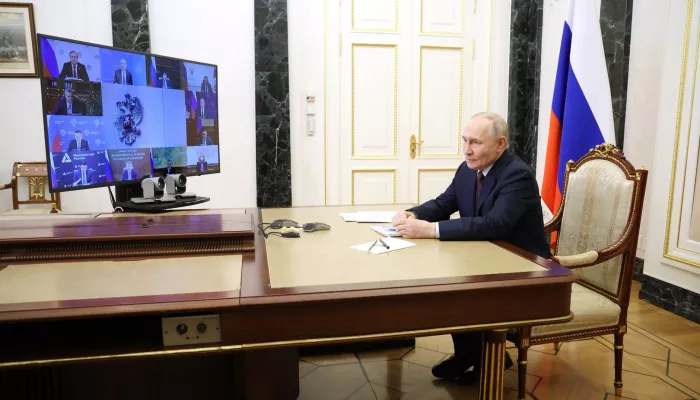 Во время совещания Путина с правительством настойчиво звонил телефон спецсвязи