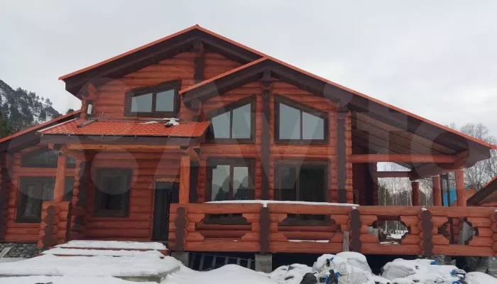 Кедровый дом с баней и бассейном продают в Горном Алтае за 36 млн рублей. Фото