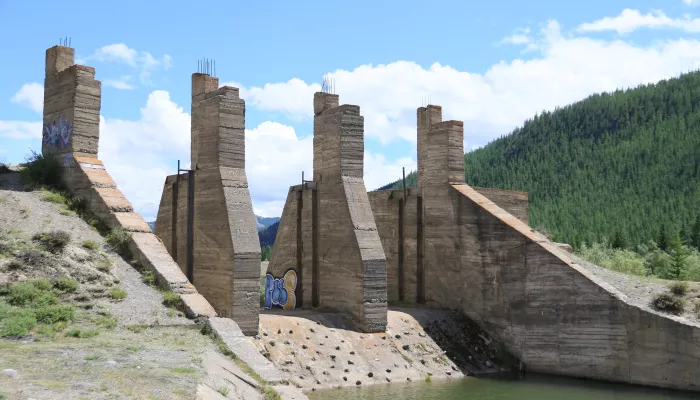 ГЭС, которой не было: как выглядят руины Чуйской электростанции в Горном Алтае. Фото