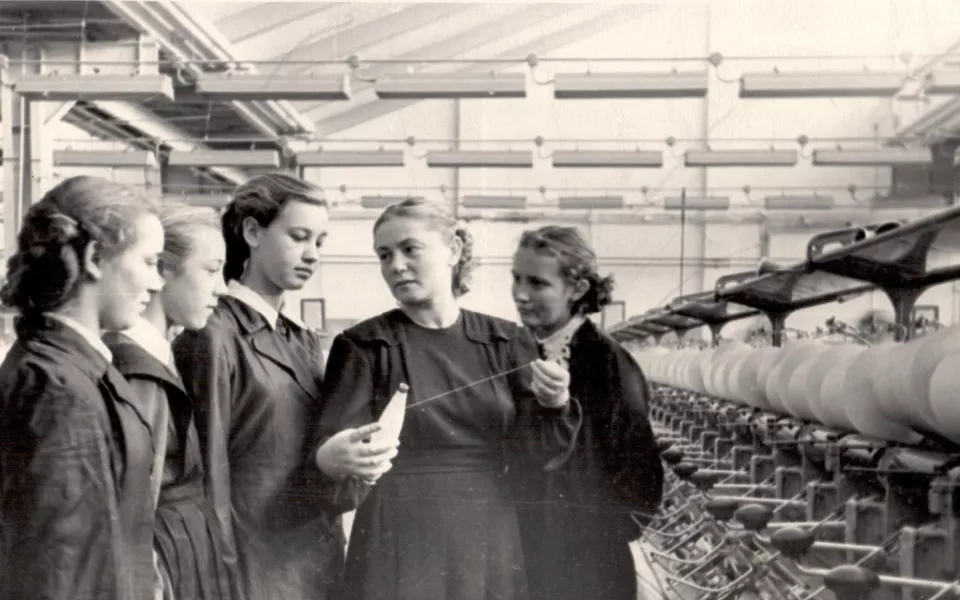 От станков до прилавков: каким был завод, уступивший место гипермаркету Алтай. Фото