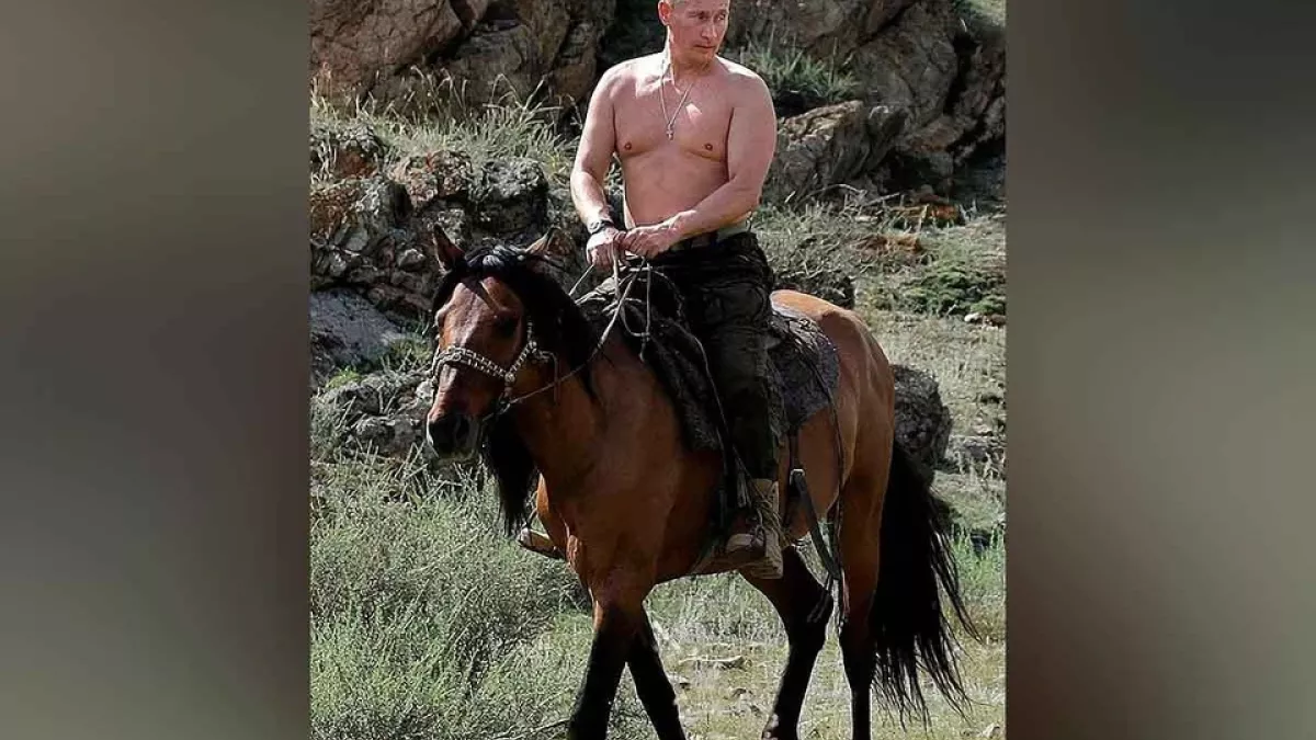 Владимир Путин верхом на лошади